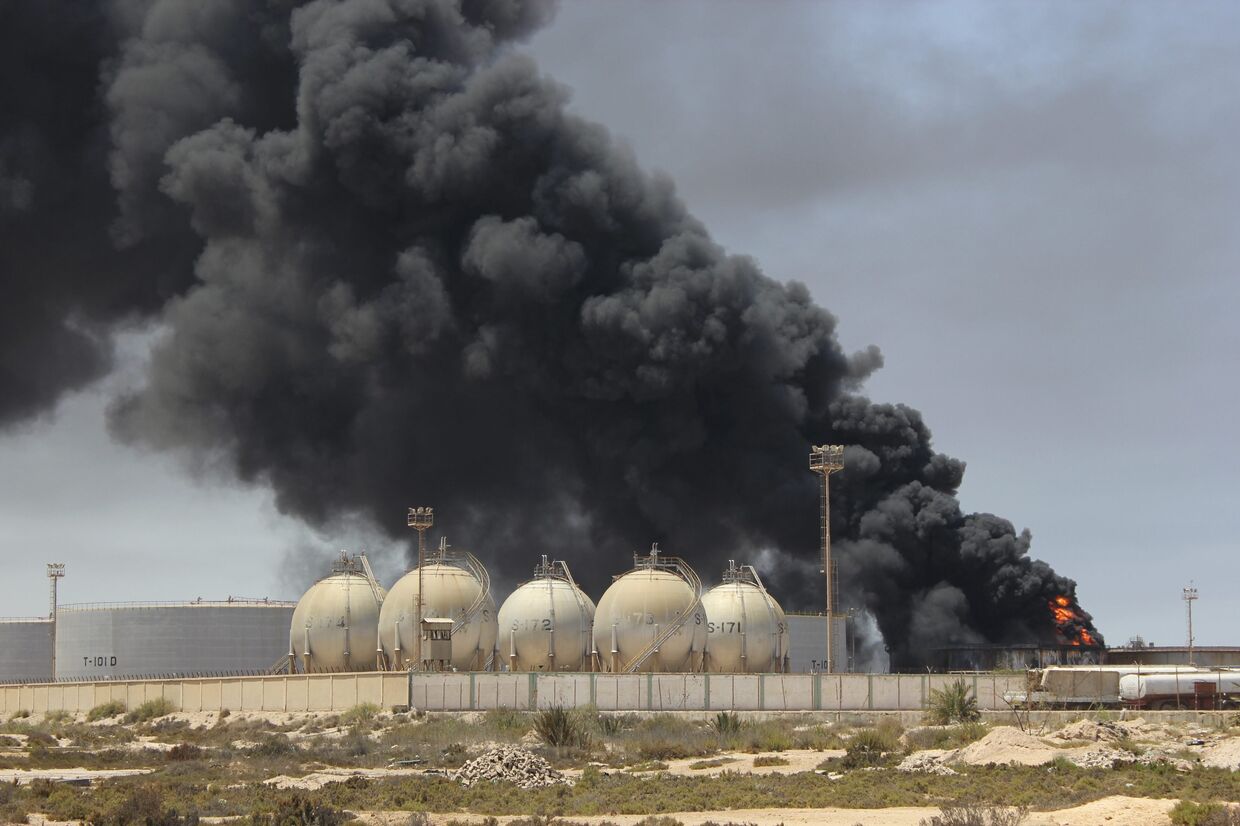 Войска Каддафи сожгли крупнейший склад с горючим в Мисрате