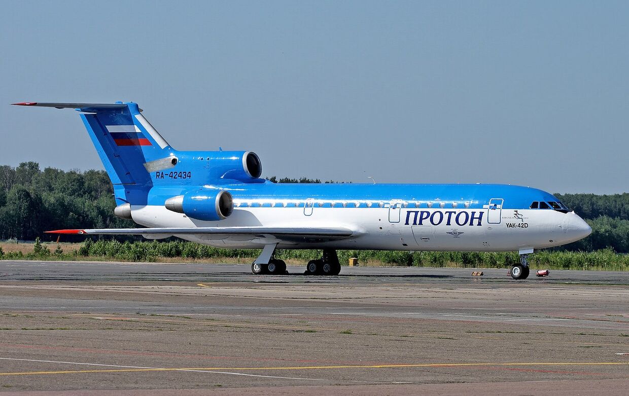 Самолет Як-42Д в аэропорту Стригино