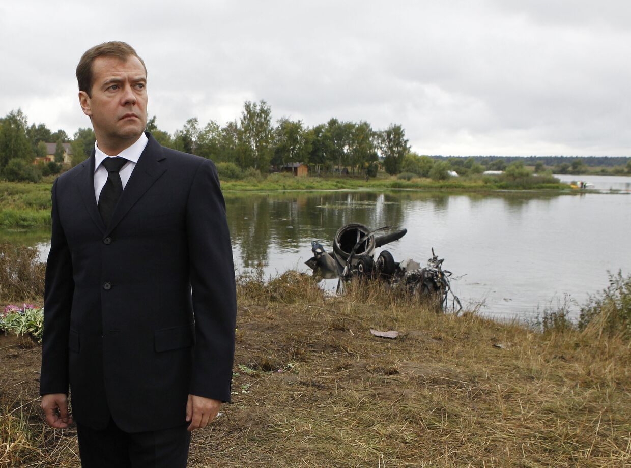 Президент РФ Д.Медведев возложил цветы на месте крушения самолета Як-42 под Ярославлем