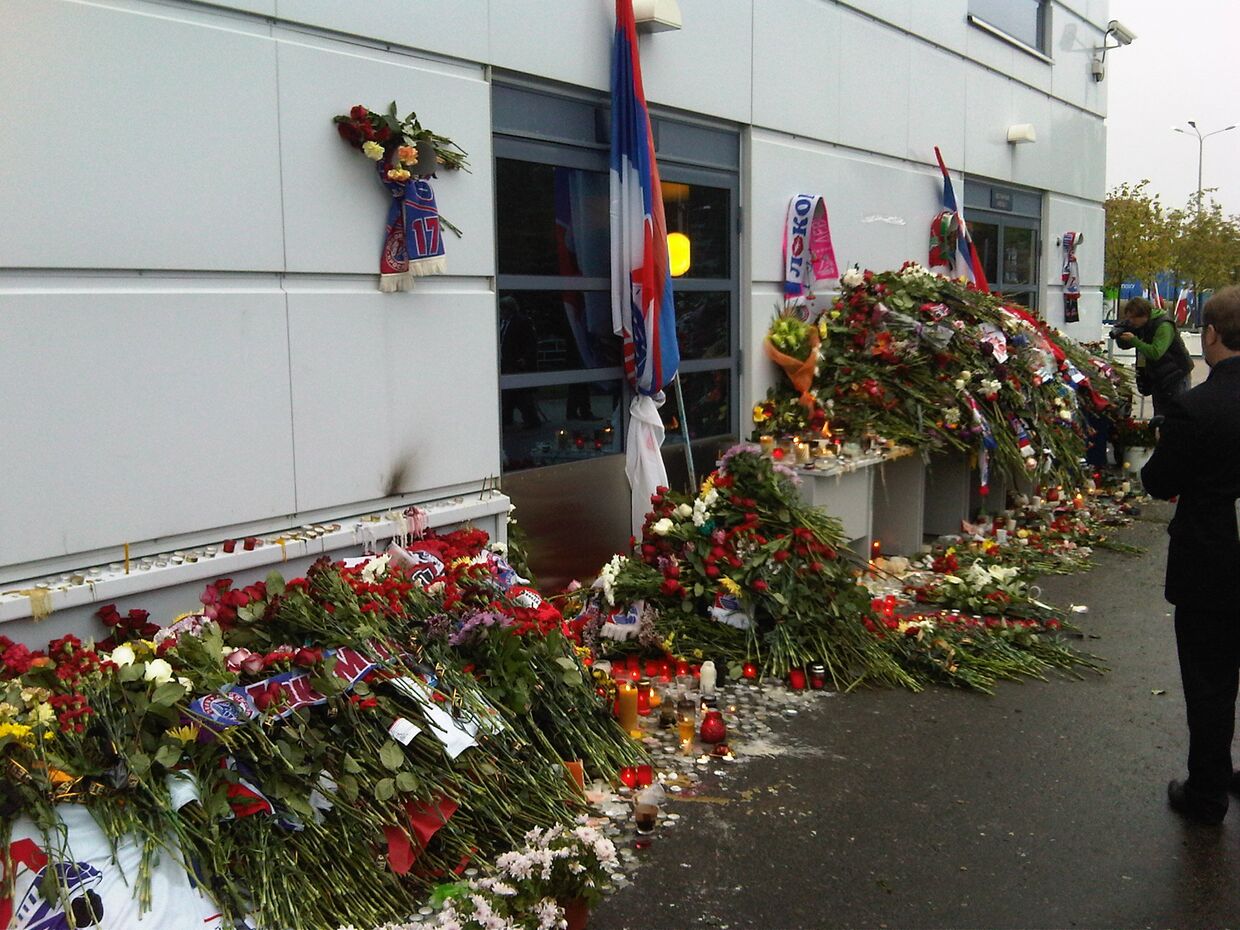 Цветы возле СК Арена 2000 в Ярославле