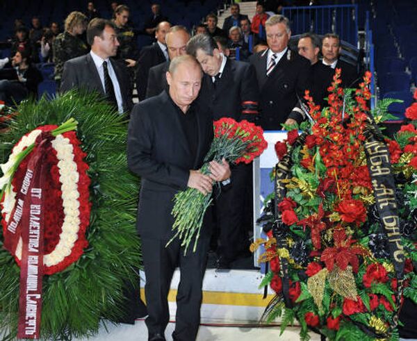 Премьер-министр РФ Владимир Путин на церемонии прощания с членами хоккейной команды Локомотив, погибшими в авиакатастрофе