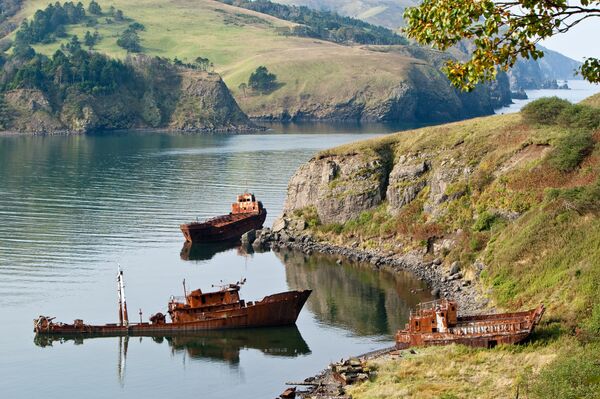 Останки военных кораблей на берегу бухты Крабовой. Курильские острова, остров Шикотан Останки военных кораблей на берегу бухты Крабовой. Курильские острова, остров Шикотан