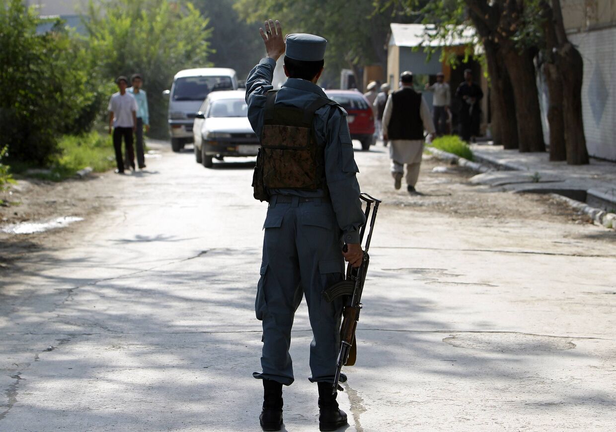 Сотрудник полиции Афганистана рядом с местом взрывв у посольства США в Кабуле