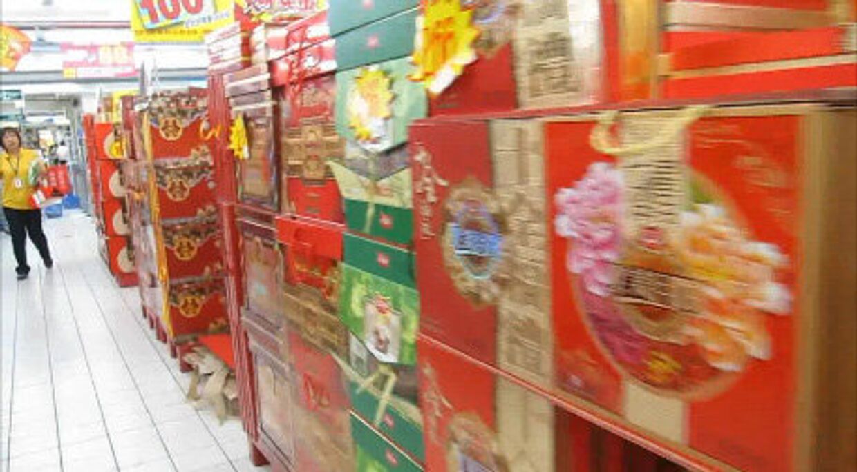 Полки с лунными пряниками (юэбинами) в пекинском супермаркете Carrefour 