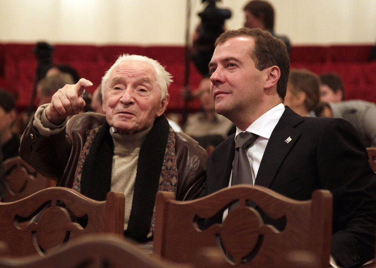 Президент РФ Д.Медведев посетил Большой театр, где завершается реконструкция