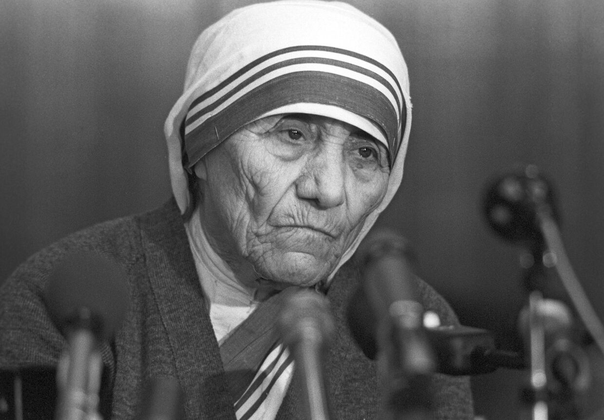 Мать Тереза, настоятельница Ордена милосердия во время пресс-конференции