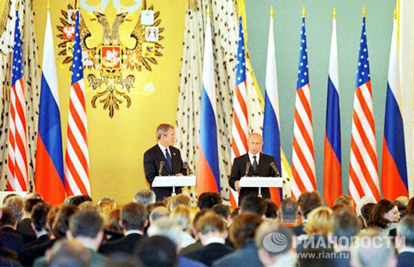 В.Путин и Дж.Буш на совместной пресс-конференции по итогам переговоров в Москве