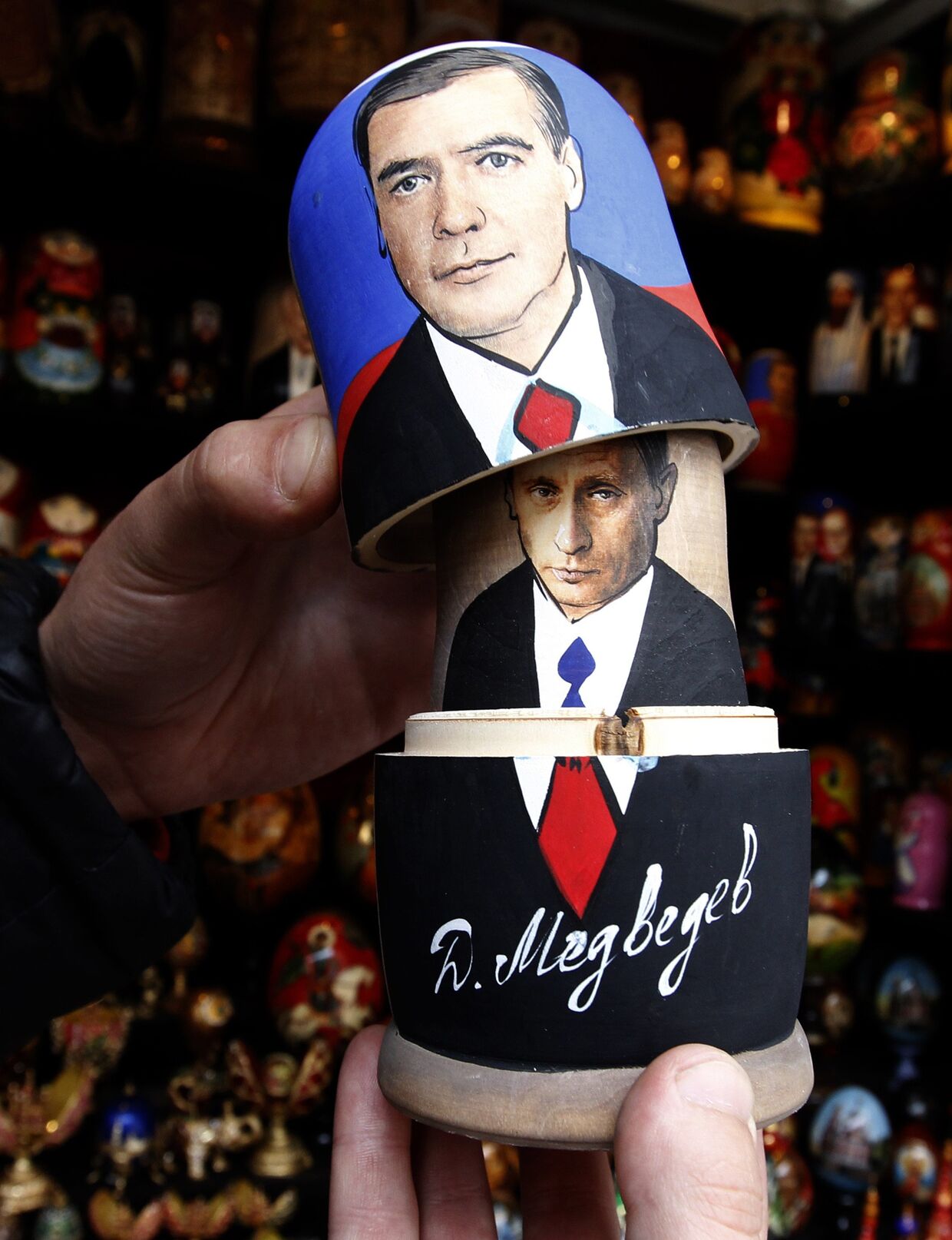 Матрешки с изображением Дмитрия Медведева и Владимира Путина