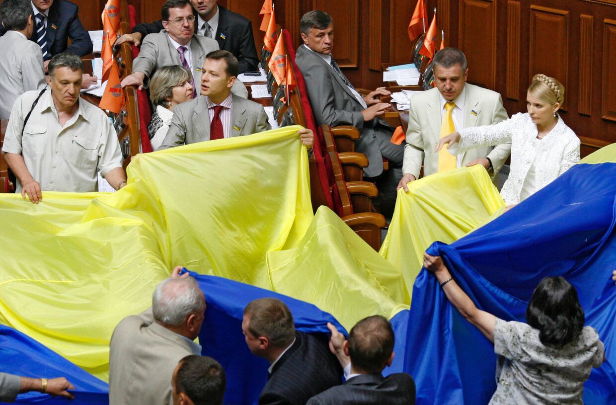 Депутаты БЮТ накрывают свои рабочие места государственным флагом Украины