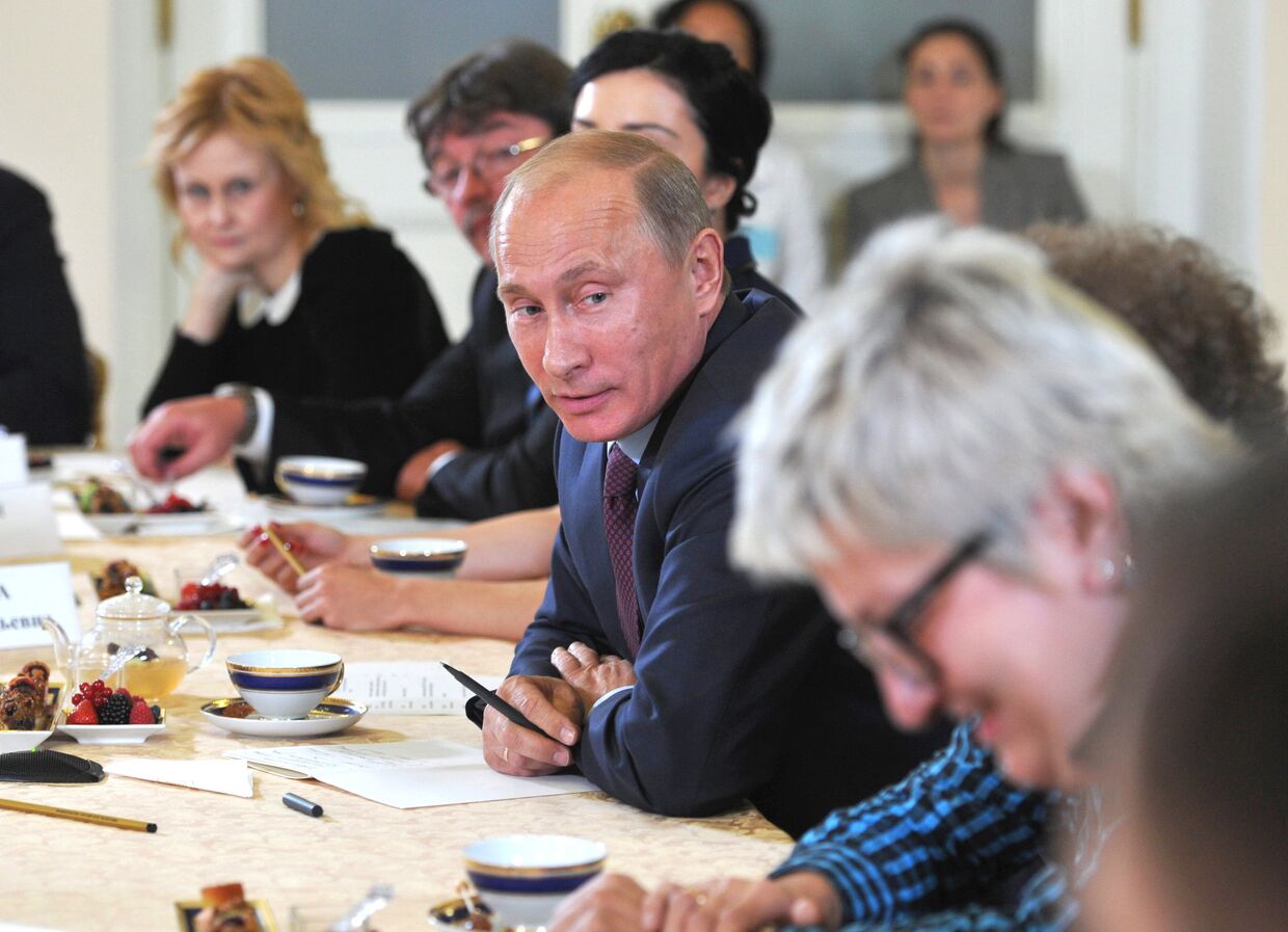 Премьер-министр РФ В.Путин провел встречу с писателями и представителями Российского книжного союза