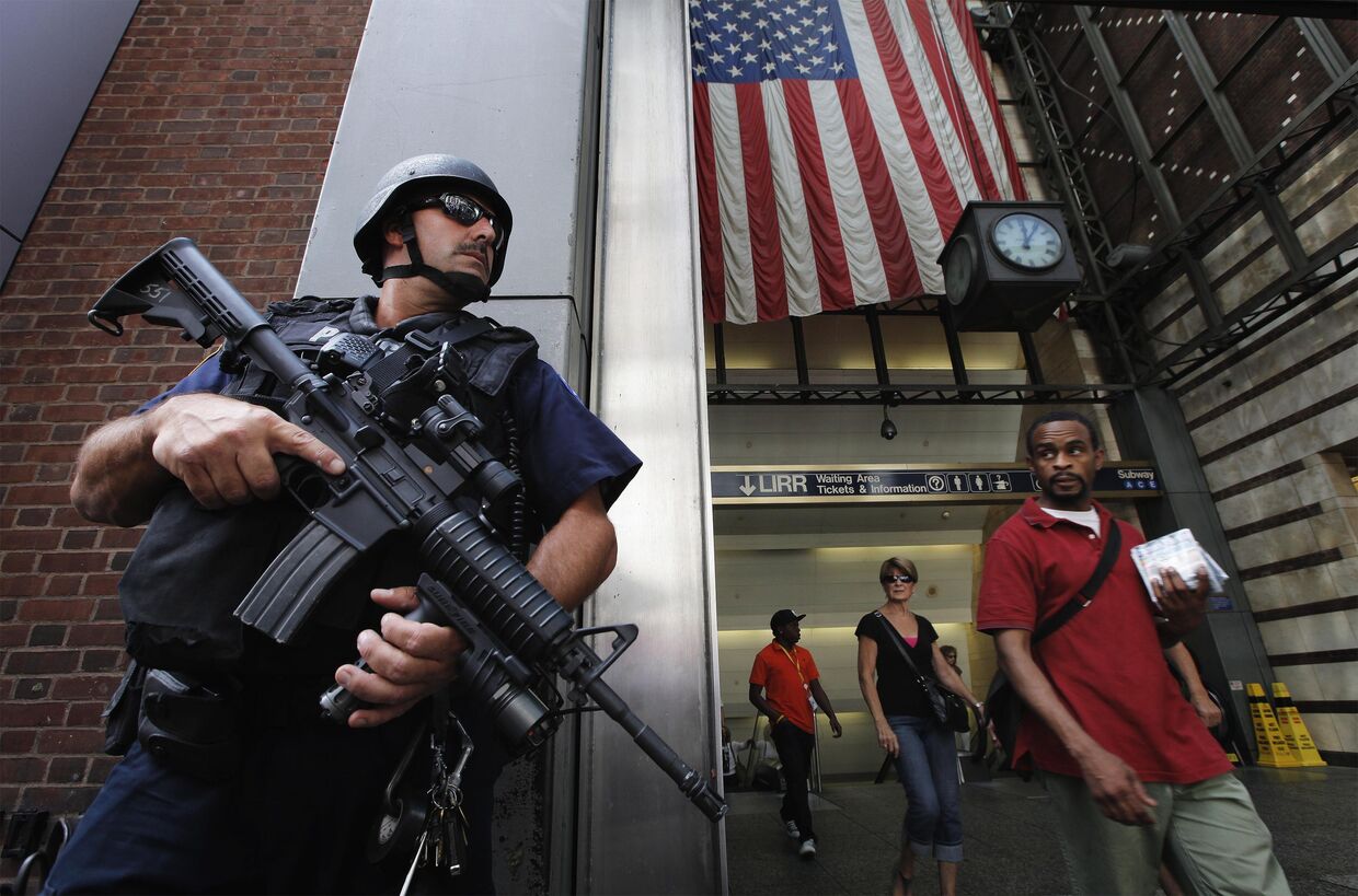 Полиция Нью-Йорка патрулирует улицы города в преддверии годовщины терактов 11 сентября 2001 г
