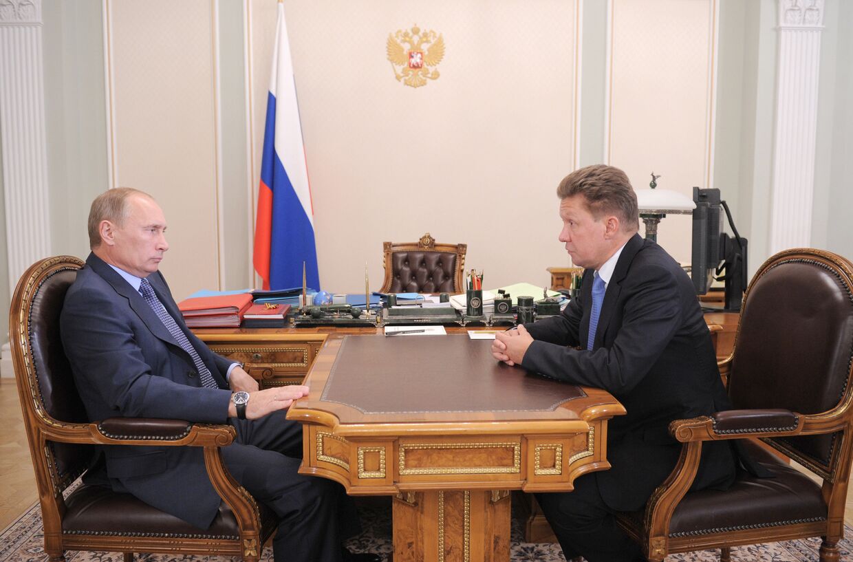 Председатель правительства России Владимир Путин и глава Газпрома Алексей Миллер (слева направо) во время встречи в резиденции Ново-Огарево 