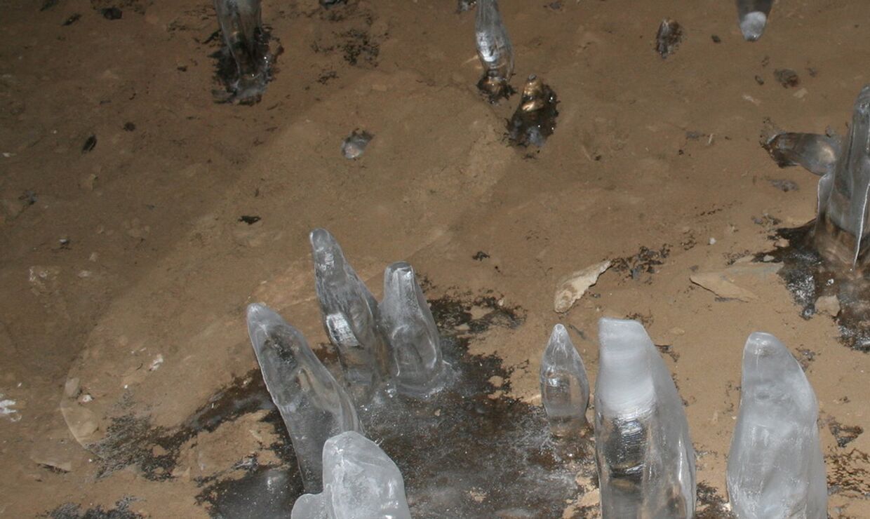 Фото некого следа в Азасской пещере (Кузбасс), который возможно оставил йети