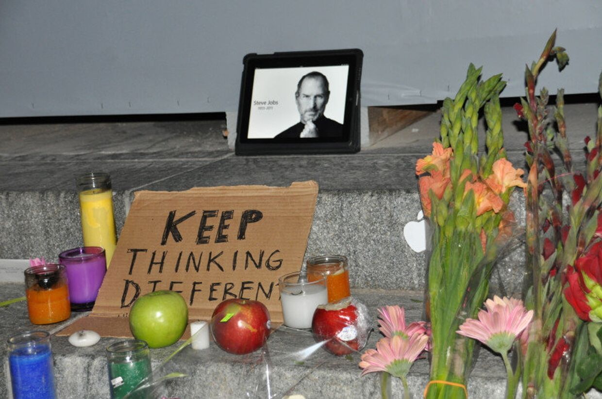 Поклонники скорбят о кончине основателя Apple Стива Джобса в Нью-Йорке 