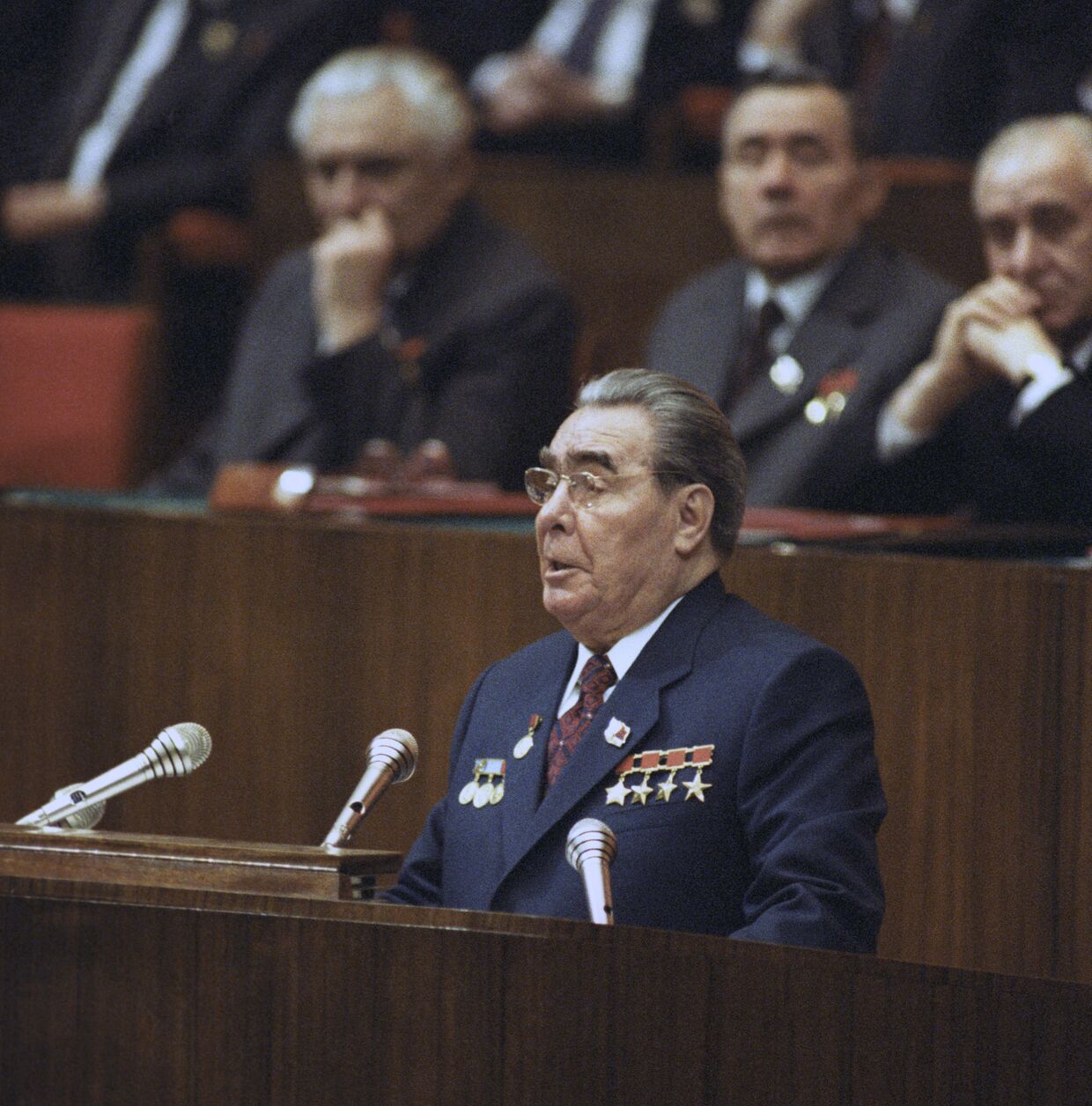 Генеральный секретарь ЦК КПСС Л. И. Брежнев выступает с докладом