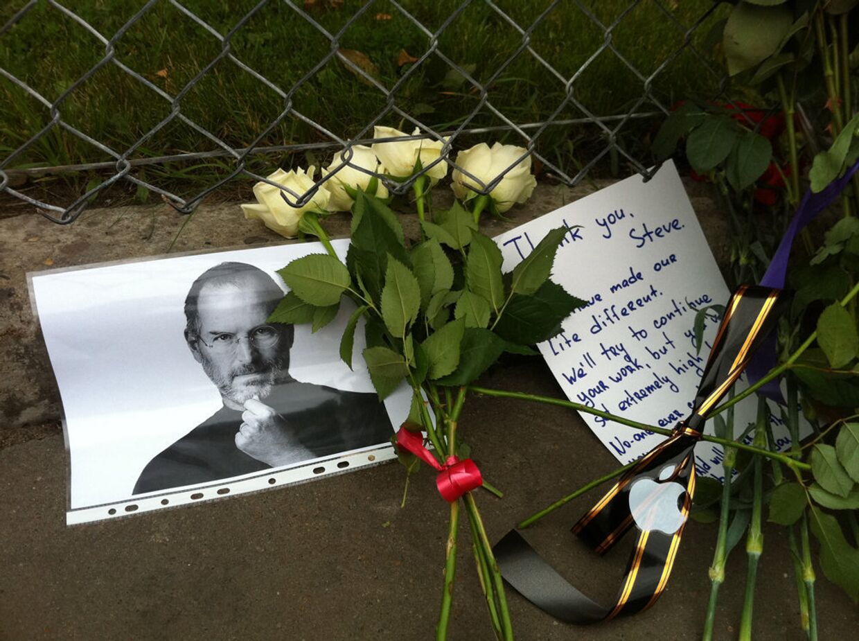 К американскому посольству в Москве несут цветы