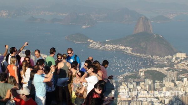 Туристы на смотровой площадке у статуи Христа в Бразилии 
