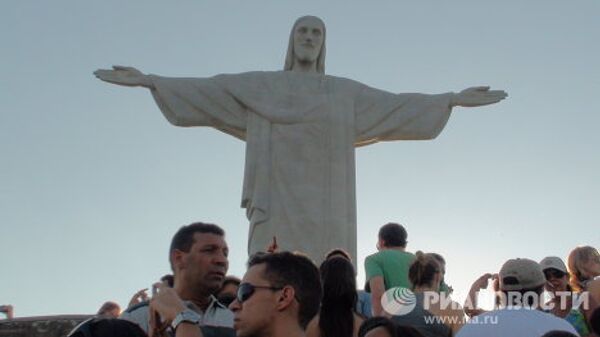 Туристы у подножья статуи Христа в Бразилии 