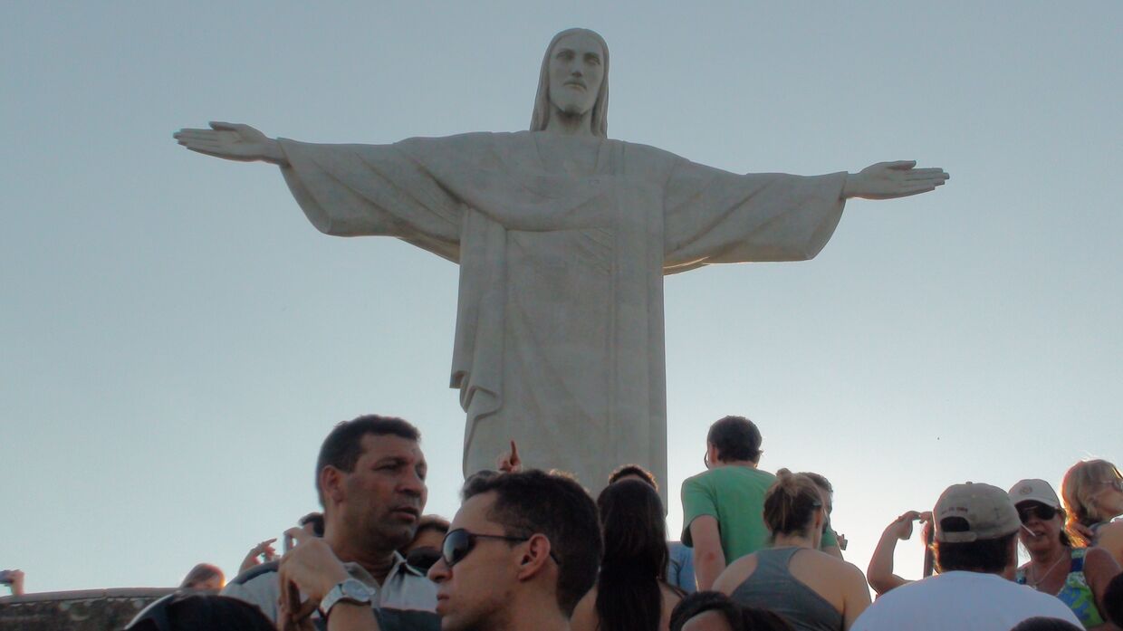 Туристы у подножья статуи Христа в Бразилии 