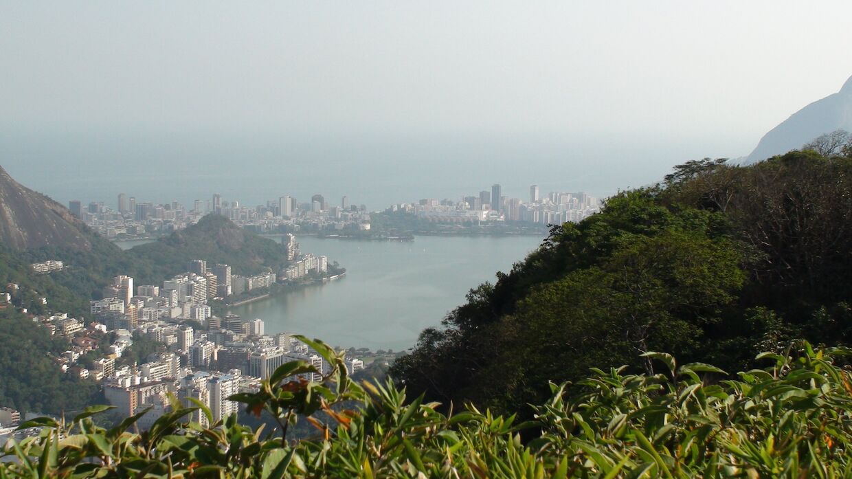 Вид на Рио-де-Жанейро при подъеме к статуе Христа в Бразилии 