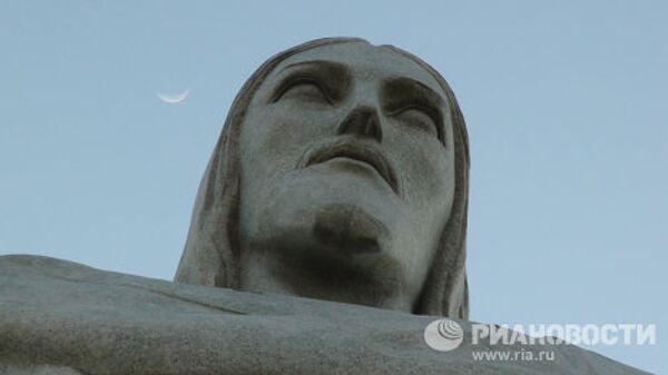 Статуя Христа, деталь. Луна.