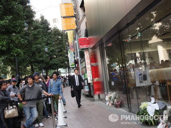 Очередь перед магазином Apple в центре Токио