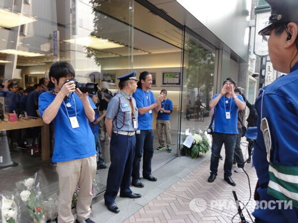 За несколько минут до открытия магазина Apple в Токио: поздравления покупателям в связи с началом продаж iPhone 4S