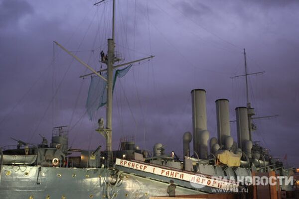 На крейсере Аврора вывесили пиратский флаг Веселый Роджер