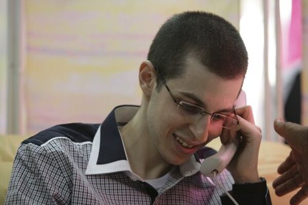 Гилад Шалит впервые после пяти лет плена разговаривает со своей семьей по телефону