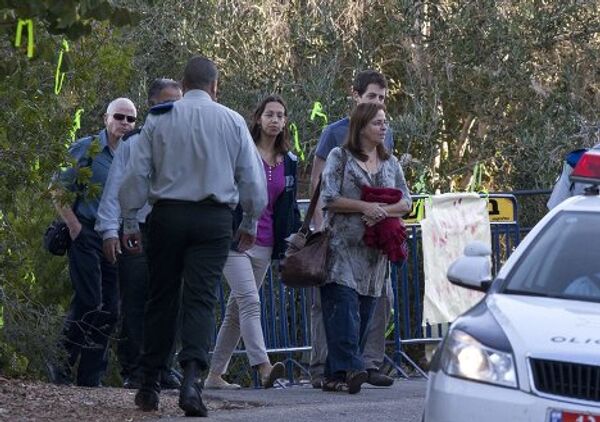 Семья капрала Гилада Шалита выходят из своего дома 
