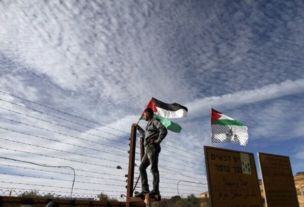 Палестинцы на египетско-израильской границе в ожидании обмена пленных 