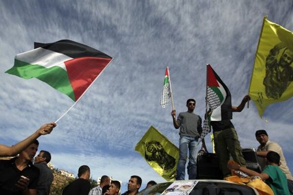 Палестинцы на египетско-израильской границе в ожидании обмена пленных 