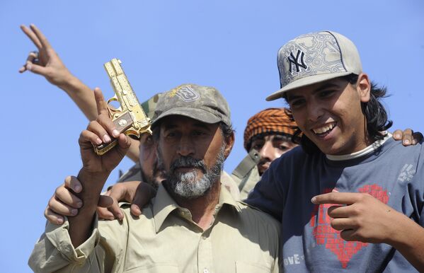 Ливийцы празднуют смерть Каддафи