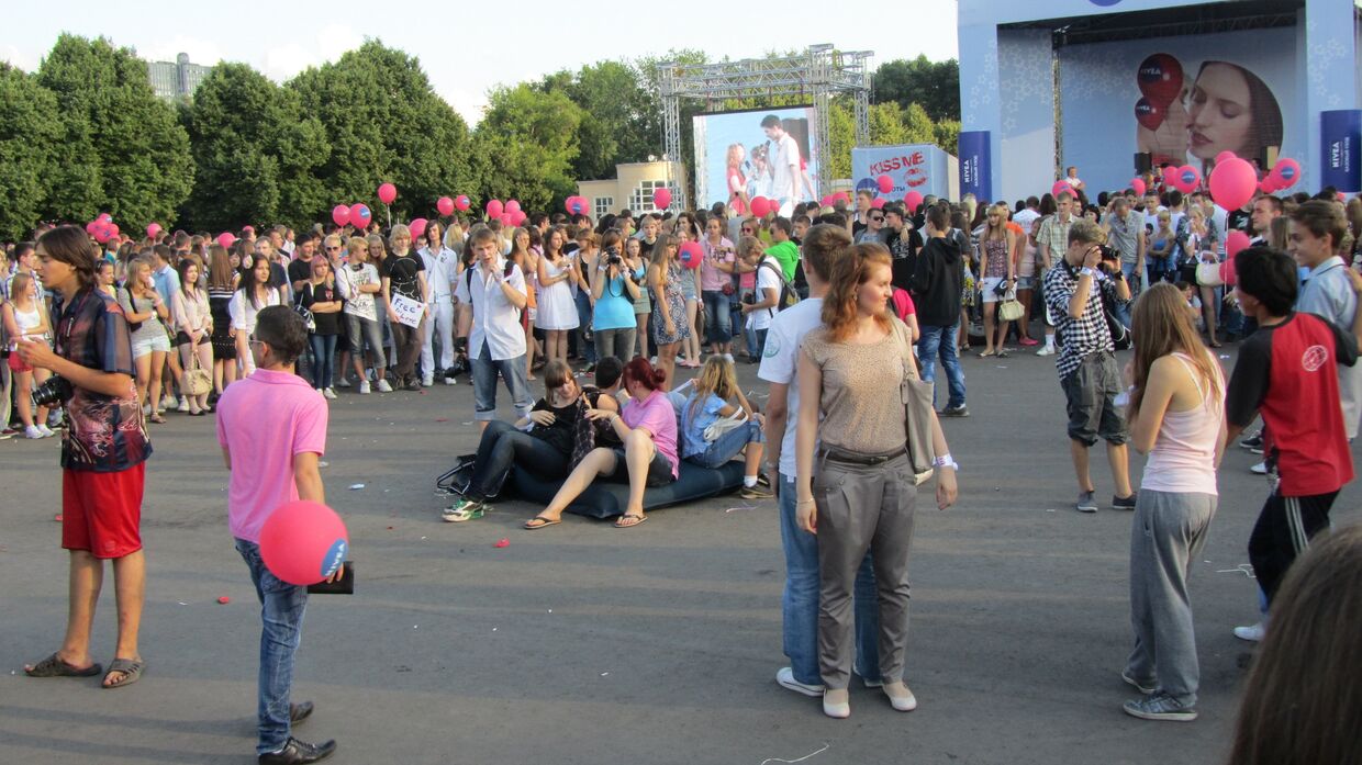 Десятки влюбленных пар слились в массовом поцелуе в парке Горького