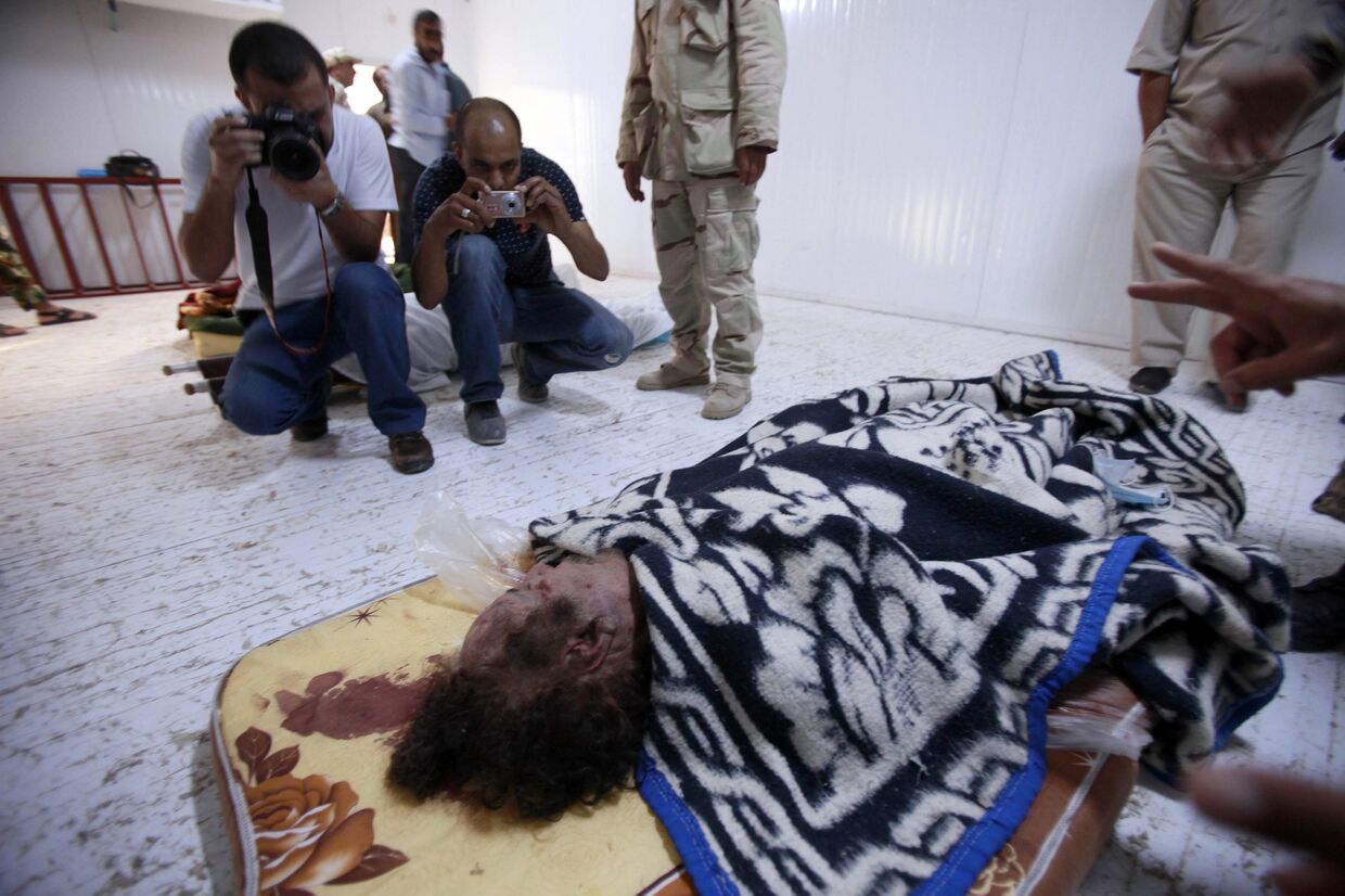 Мертвый Муамар Каддафи