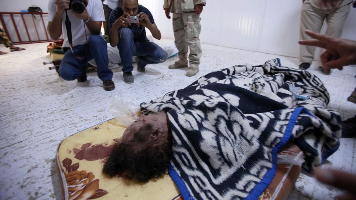 Тело Муамара Каддафи выставлено на обозрение в торговом центре в Мисрате