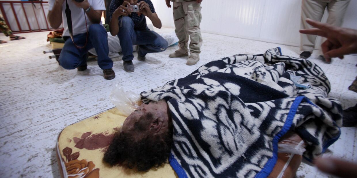 Тело Муамара Каддафи выставлено на обозрение в торговом центре в Мисрате