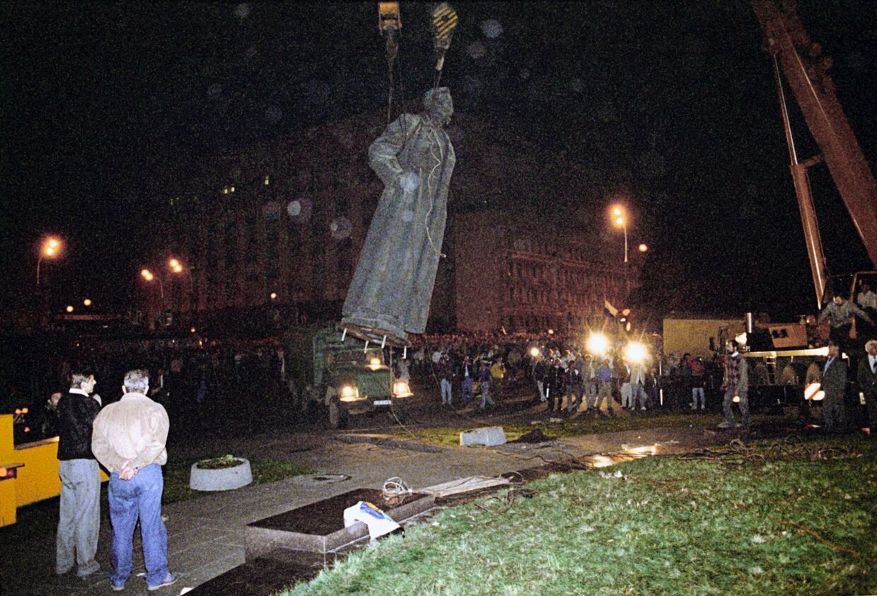 Демонтаж памятника Ф.Э.Дзержинскому в Москве