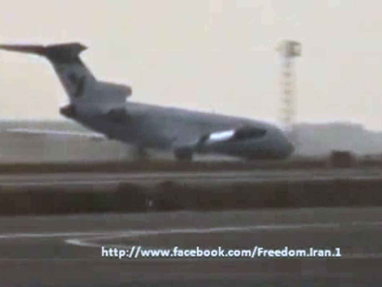 ИноСМИ__Удивительная посадка иранского самолета 
