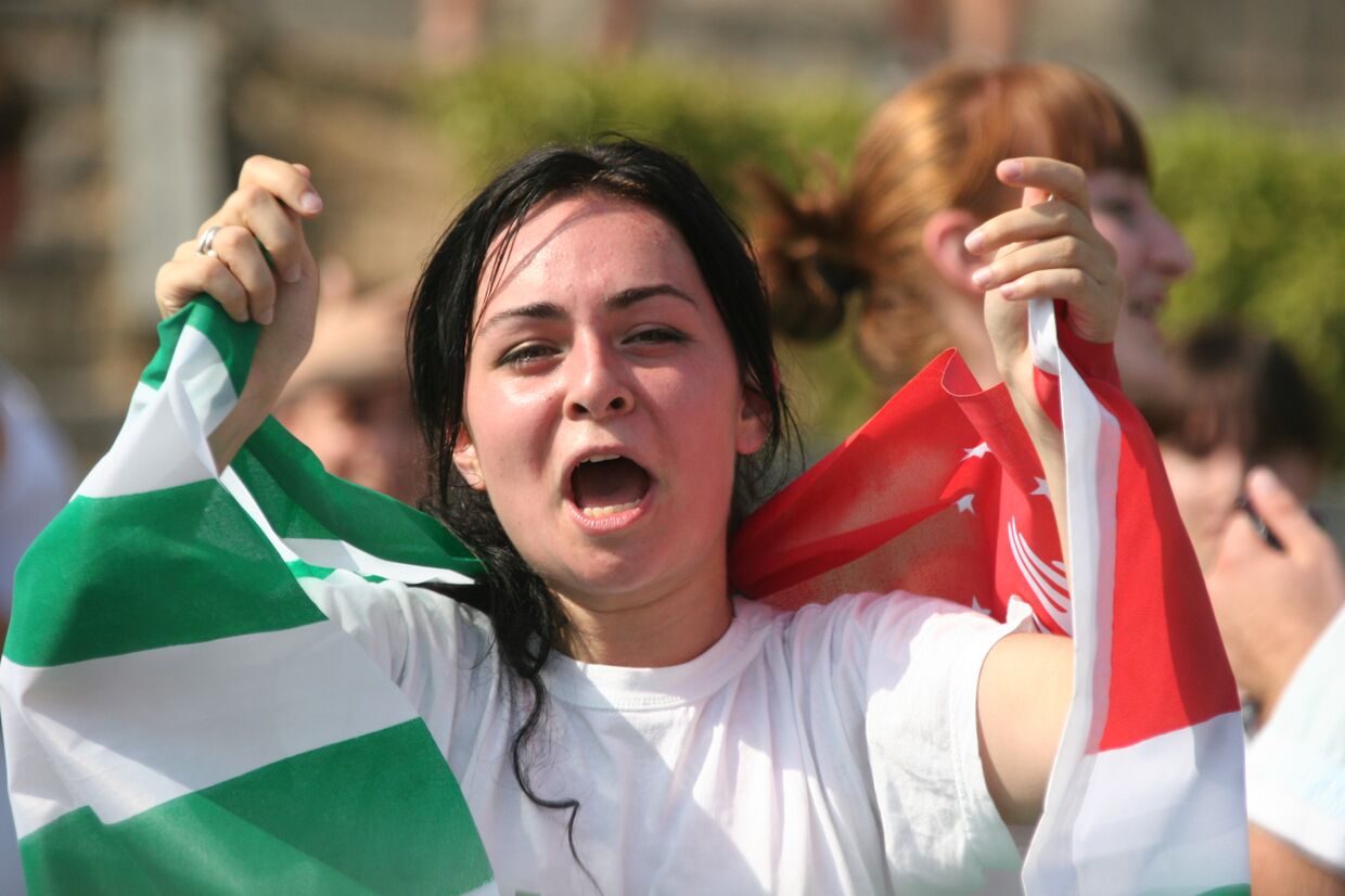 Народные гуляния в Сухуми по случаю признания Россией независимости Абхазии