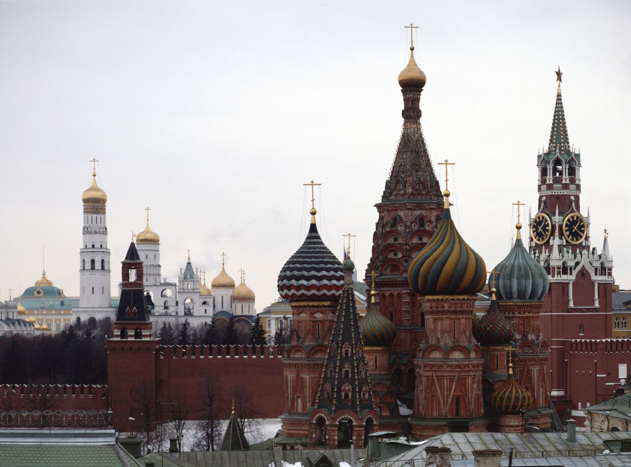Вид на Покровский собор, Спасскую башню и соборы Московского Кремля