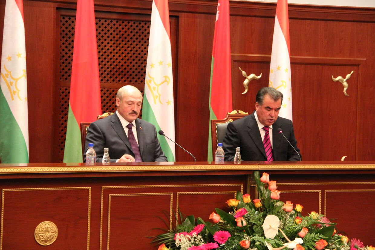 Президенты Эмомали Рахмон и Алексендр Лукашенко начали встрече один на один в пятницу в Душанбе