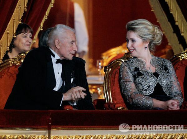 Супруга президента РФ С. Медведева и балетмейстер Ю. Григорович перед началом торжественного гала-концерта