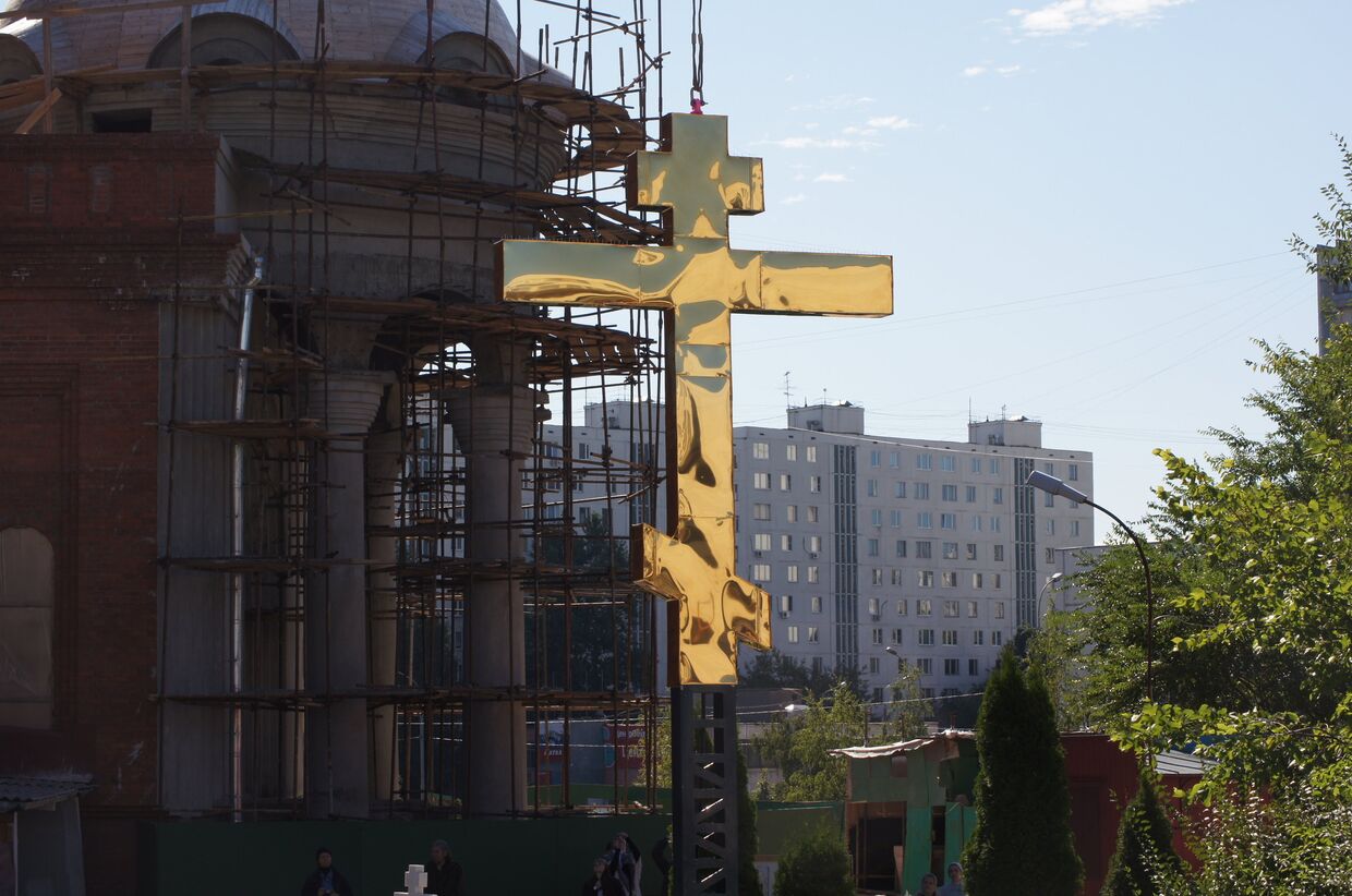 Установка нового креста на храме в Бибирево