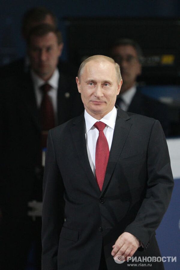 Премьер-министр РФ Владимир Путин принимает участие в церемонии открытия чемпионата мира по фигурному