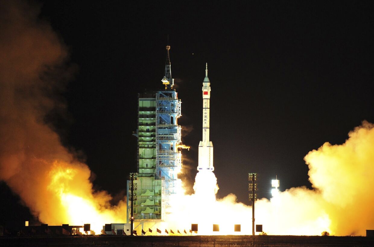 Запуск китайского беспилотного космического корабля Шэньчжоу-8 с космодрома Цзюцюань на северо-западе КНР