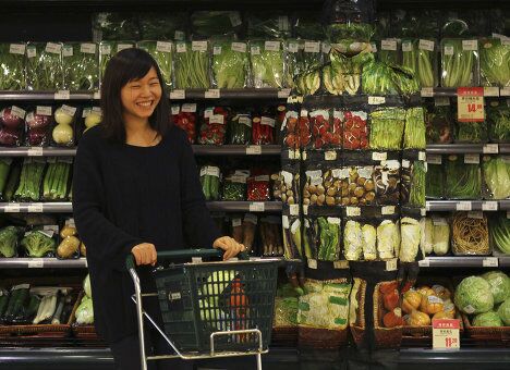 Исчезающий художник Лю Болин в супермаркете Пекина