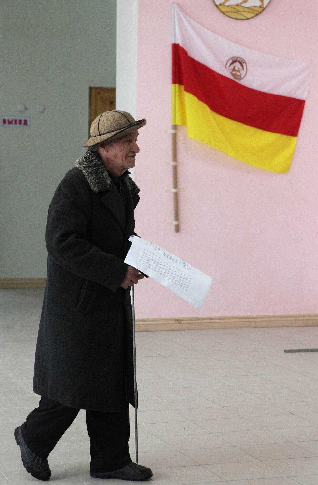 Мужчина голосует на одном из избирательных участков во время выборов президента Южной Осетии.
