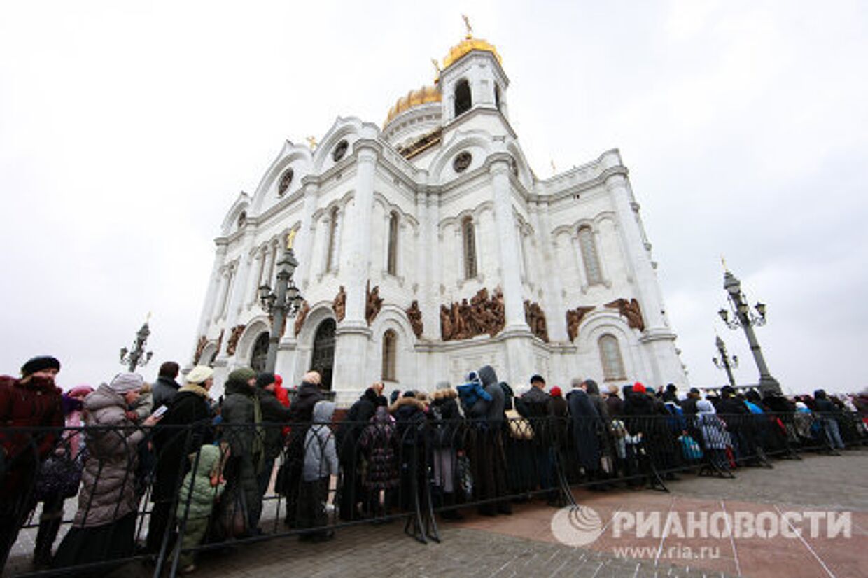 Многотысячная очередь к Поясу Богородицы в Москве