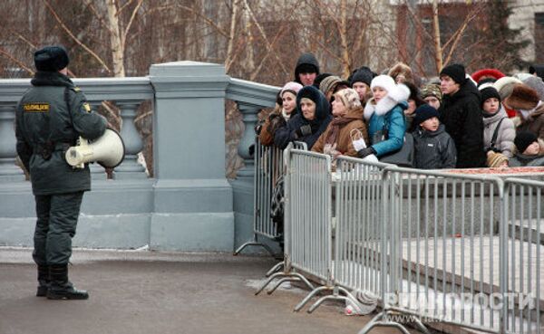 Многотысячная очередь к Поясу Богородицы в Москве
